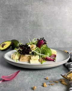 Sałatka z komosą i grillowanym halloumi