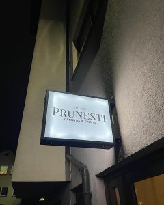 Studio Prunesti - Szyld uliczny