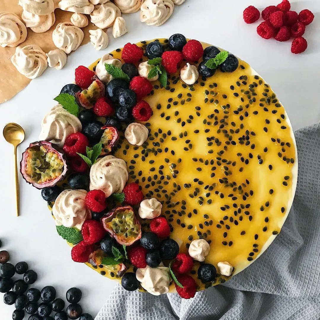 Tarta z białą czekoladą, panna cottą i marakują, na kokosowym spodzie